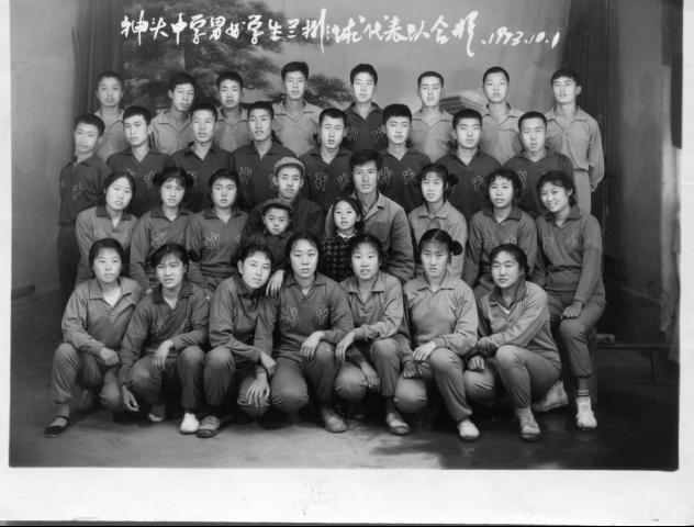 神头中学男女学生兰排球代表队合影